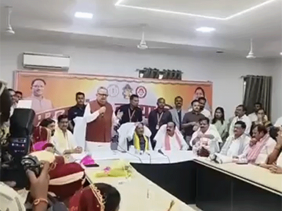 बेमेतरा में विधानसभा-अध्यक्ष ने अफसरों को लगाई फटकार, VIDEO:स्वागत में प्रोटोकॉल उल्लंघन पर जताई नाराजगी;बोले-15 साल के कार्यकाल में ऐसी अव्यवस्था नहीं देखी