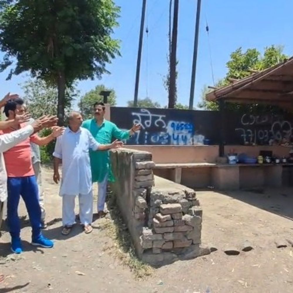 पठानकोट के सुजानपुर का बस स्टैंड जर्जर:विधानसभा में गूंज चुका मामला, 50 हजार की आबादी, बसें पकड़ने के लिए जाना पड़ता है मलिकपुर