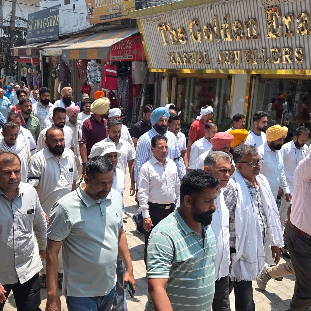 दसूहा-महिला पार्षद के पति पर हमले को लेकर प्रदर्शन:कांग्रेस-भाजपा और अकाली दल ने जताया विरोध; विधायक के खिलाफ निकाला रोड मार्च