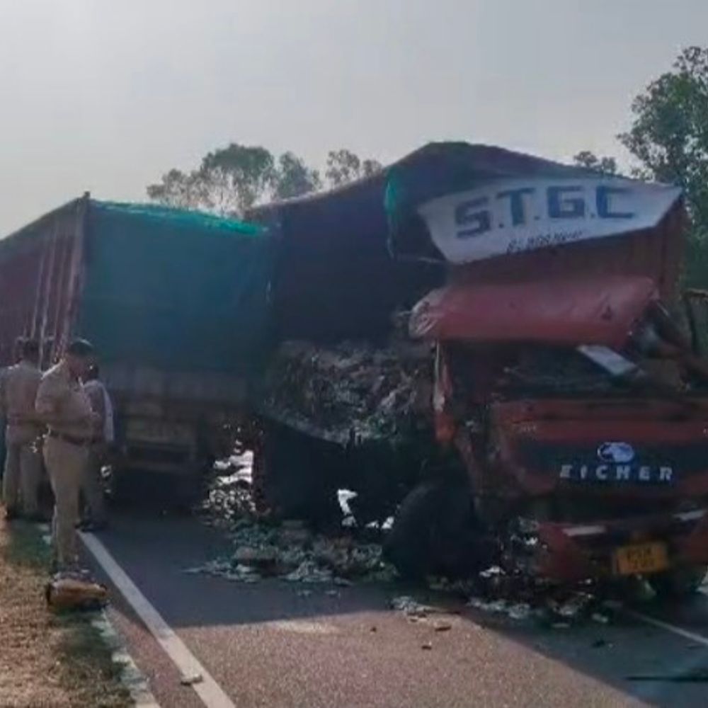 अमेठी हाईवे पर डीसीएम-ट्रक की टक्कर:डीसीएम चालक की मौत, ट्रक चालक फरार, दोनों वाहन चकनाचूर