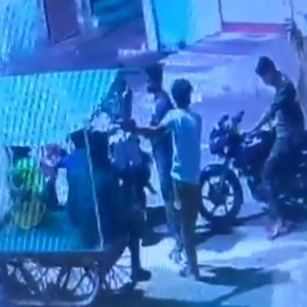 टीकमगढ़ में पुलिस आरक्षक ने युवक को पीटा, VIDEO:गिरफ्तारी वारंट के बारे में पूछने पर मारपीट का आरोप, टीआई बोले-फुटेज के होगी जांच
