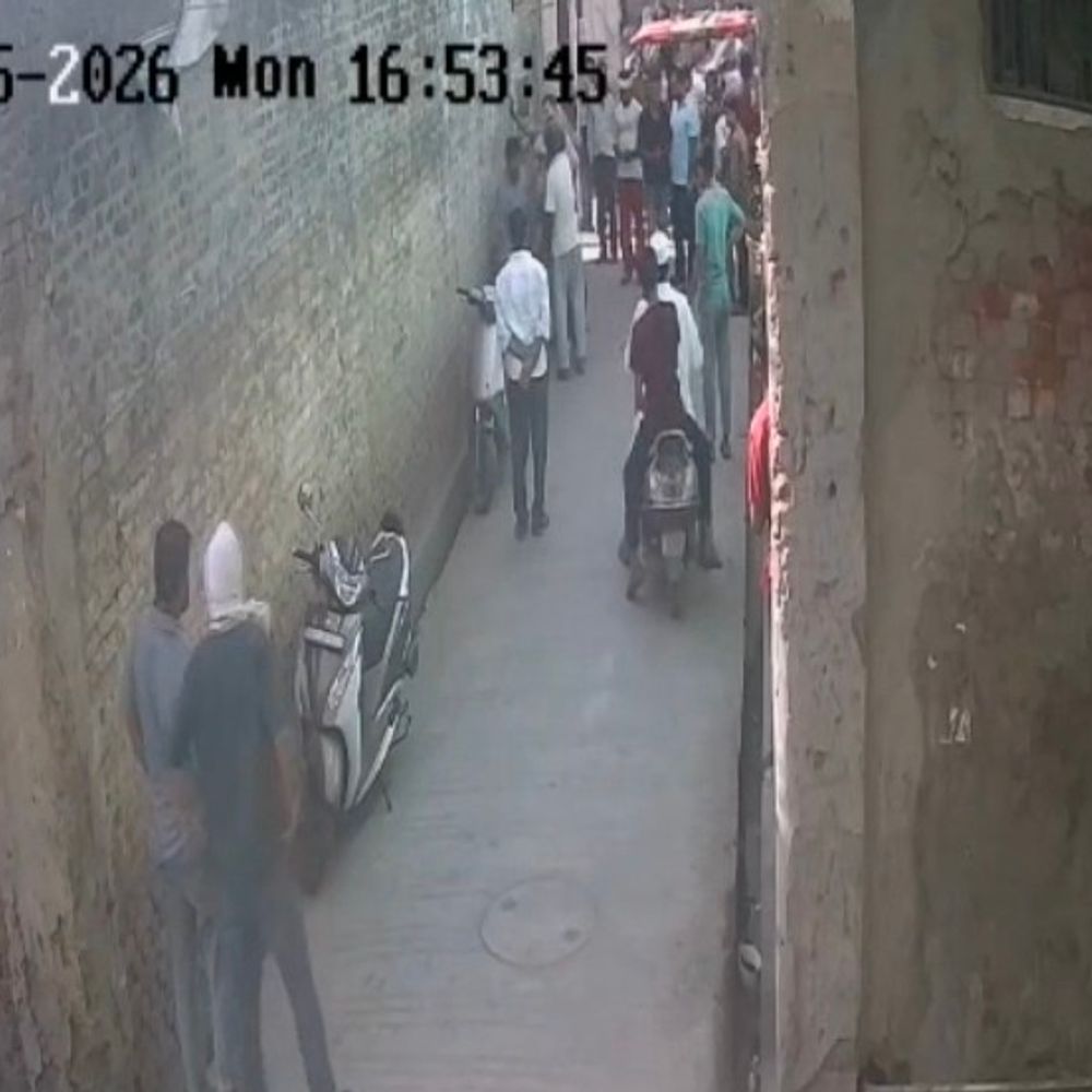 बुलंदशहर में सहायक अध्यापक से बीच रास्ते में मारपीट, VIDEO:स्कूल विवाद के बाद प्रधानाध्यापिका-पति पर केस, वारदात CCTV में कैद