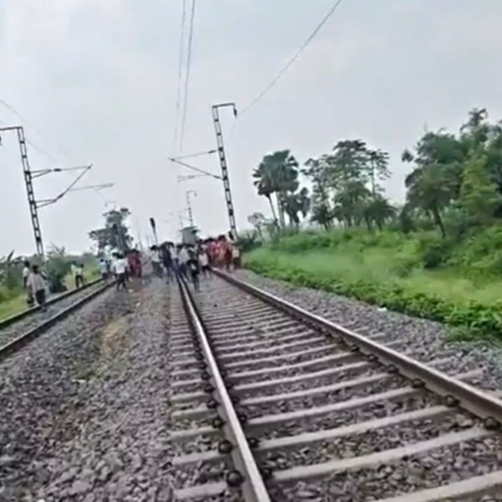 सीतामढ़ी में रेलवे ट्रैक के पास मिला छात्रा का शव:पिंकी कुमारी के रूप में हुई पहचान, हत्या-आत्महत्या की जांच जारी