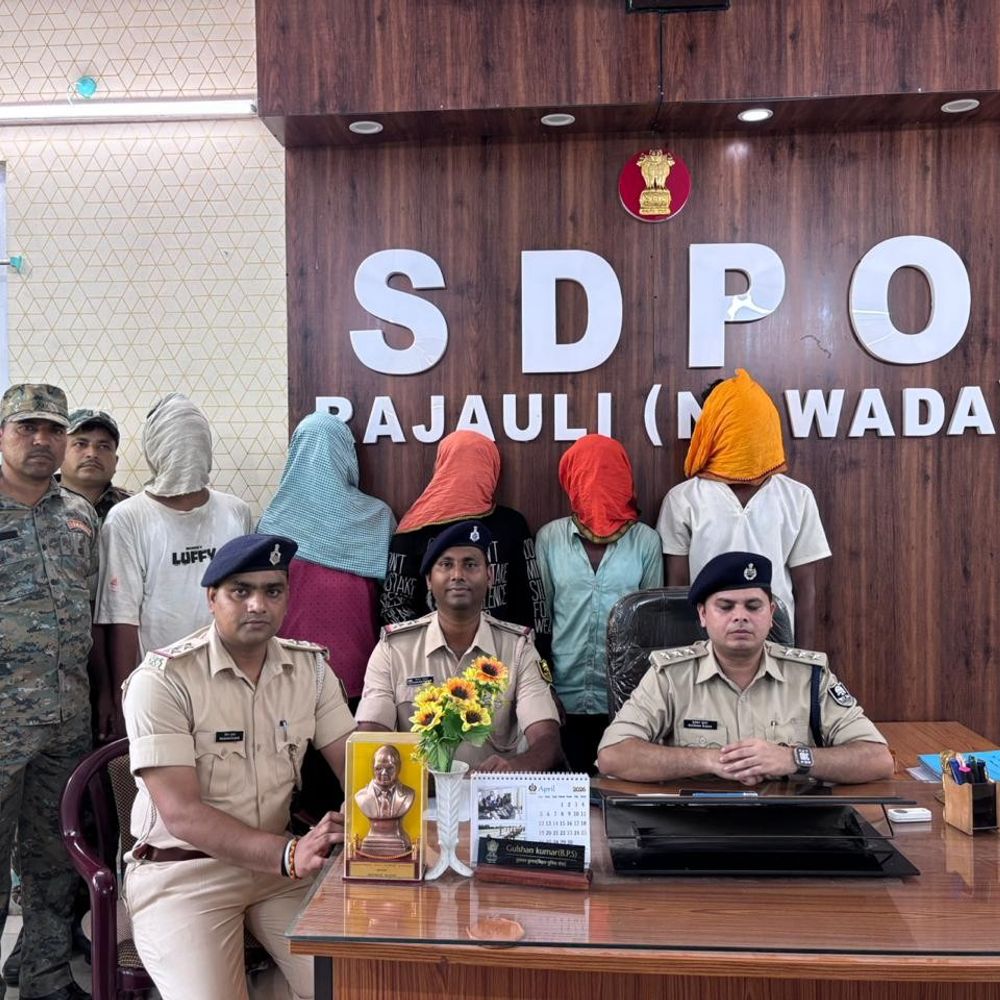 नवादा में स्नैचिंग का खुलासा, 5 क्रिमिनल गिरफ्तार:चोरी की बाइक और मोबाइल बरामद, टेक्नोलॉजी और ह्यूमन इंटेलिजेंस का जॉइंट एक्शन