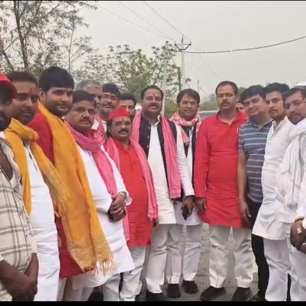 नमो घाट हत्याकांड: सपा-प्रतिनिधिमंडल ने पीड़ित परिवार से मुलाकात की:एक लाख रुपए की सहायता राशि सौंपी, दोषियों के खिलाफ कार्रवाई की मांग