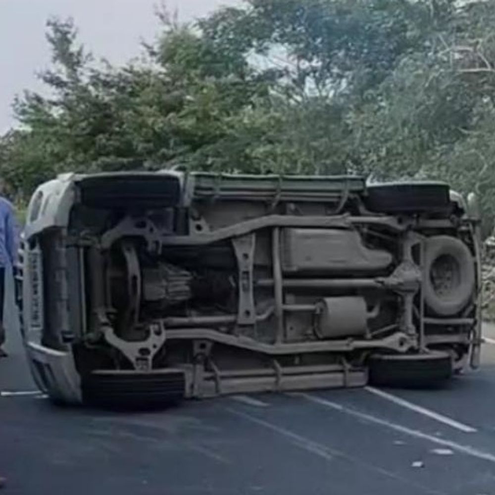 NH-22 पर दिल्ली नंबर की स्कॉर्पियो पलटी:चालक समेत दो लोग फरार, पुलिस ने वाहन जब्त किया