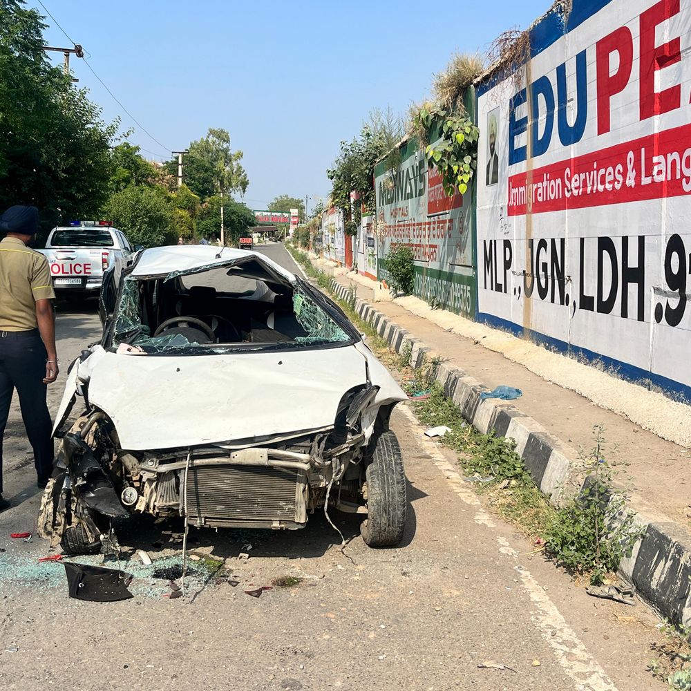 लुधियाना में पुल से गिरी कार, मां-बेटी समेत तीन घायल:ड्राइवर को नींद आने से हुआ हादसा, राहगीरों ने तुरंत पहुंचाया अस्पताल तो बची जान