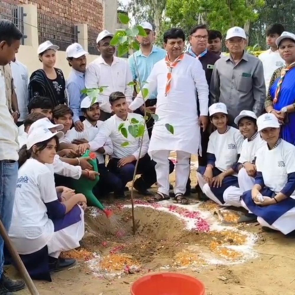 CM योगी के जन्मोत्सव और विश्व पर्यावरण दिवस पर वृक्षारोपण:मंत्री कपिल देव अग्रवाल ने स्कूली छात्र-छात्राओं और स्काउट-गाइड के साथ लगाया पौधा