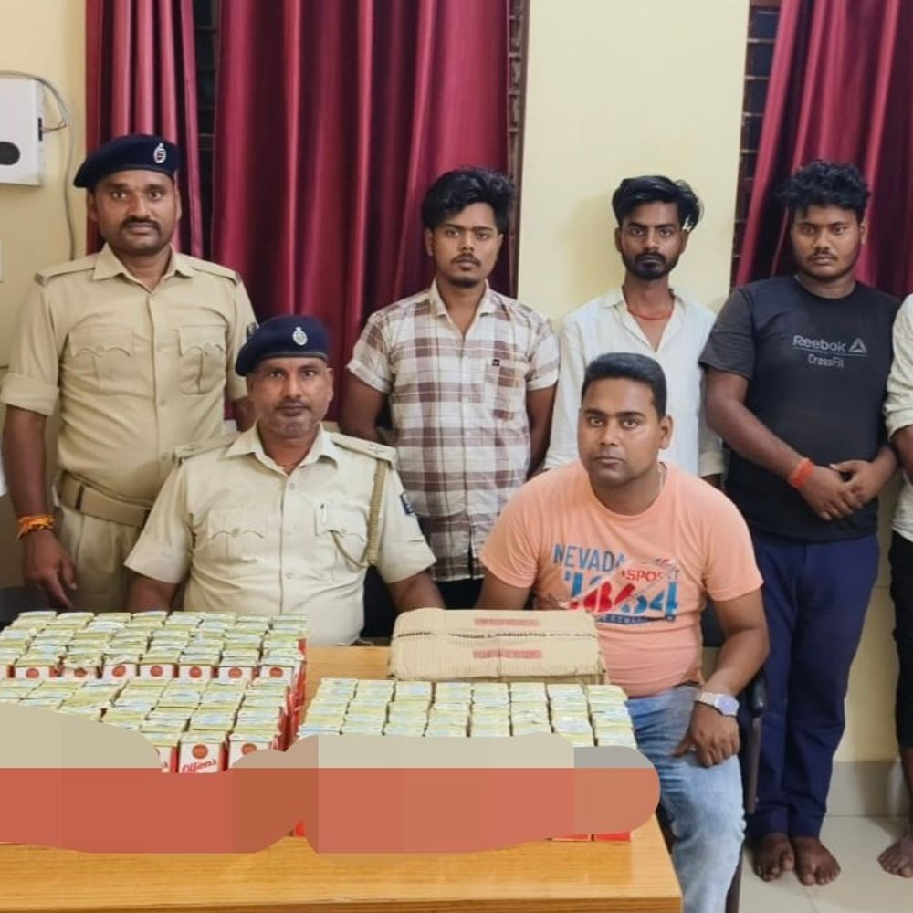 शेखपुरा में 4 शराब तस्कर गिरफ्तार:4 कार्टन विदेशी शराब, कार बरामद; बाढ़ से लाते पकड़े गए
