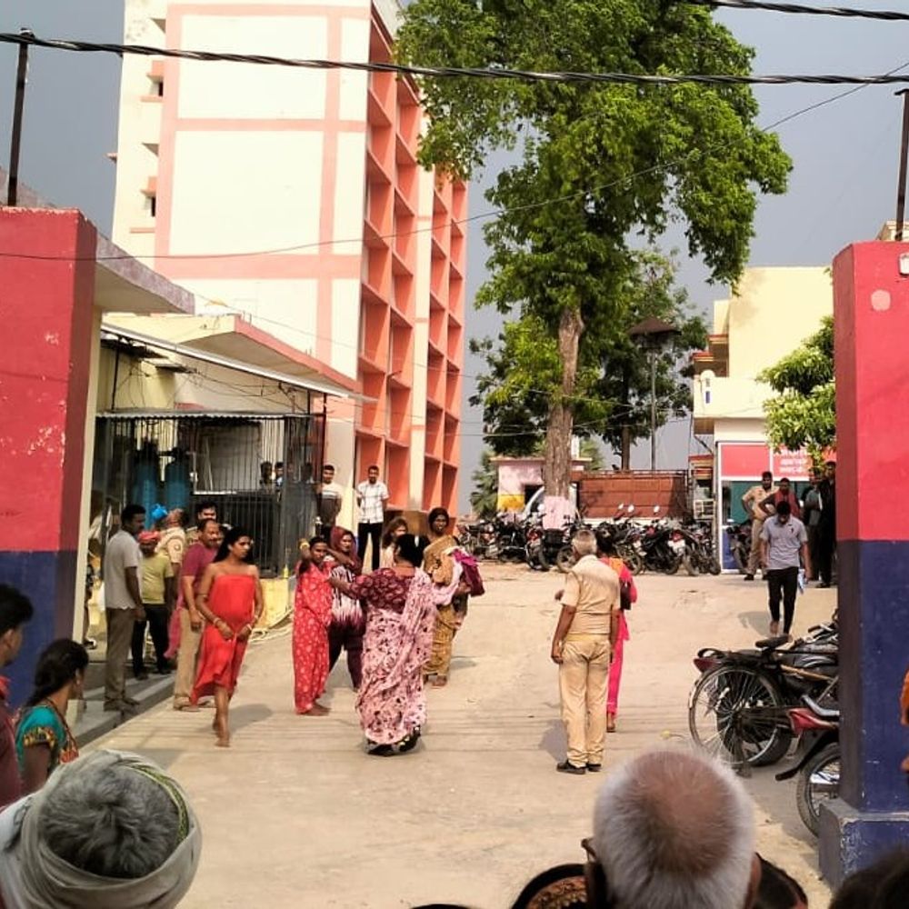 बलिया में बच्चे के जन्म पर नेग को लेकर विवाद:किन्नरों ने थाने पर किया हंगामा, पुलिस ने दर्ज किया FIR