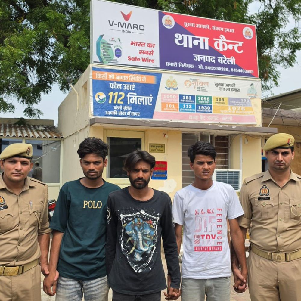 बरेली में मोबाइल छीनने वाले 3 आरोपी गिरफ्तार:चोरी का फोन और मोटरसाइकिल बरामद, नशे के लिए करते थे चोरी