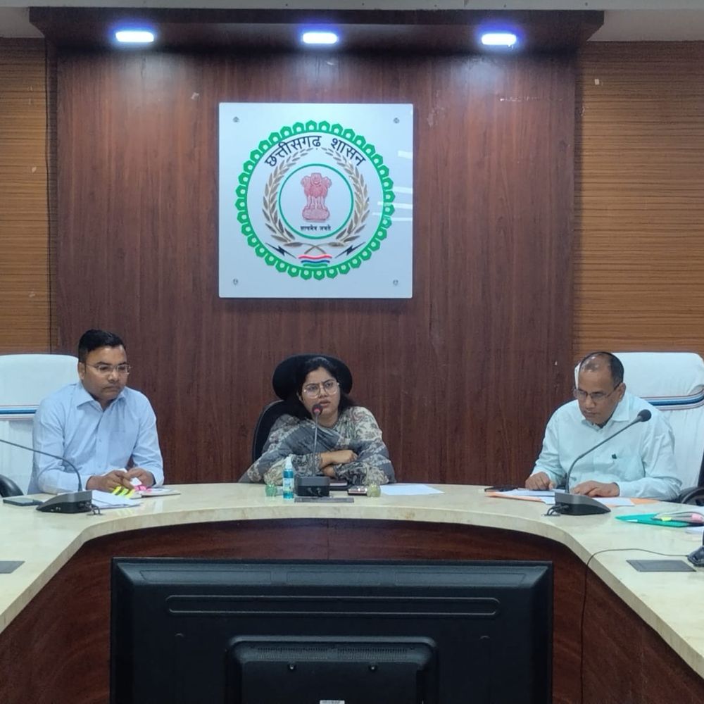 सूरजपुर कलेक्टर ने की विभागवार समीक्षा:खाद-पेयजल, शिक्षा और स्वास्थ्य व्यवस्था पर दिया जोर, खाद स्टॉक मॉनिटरिंग करने के निर्देश दिए