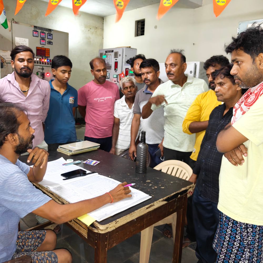 गोरखपुर में 72 घंटे से 200 घरों में अंधेरा:सीएम योगी के बसाये गांव में भी बिजली नहीं, नाराज ग्रामीणों ने सब-स्टेशन घेरा