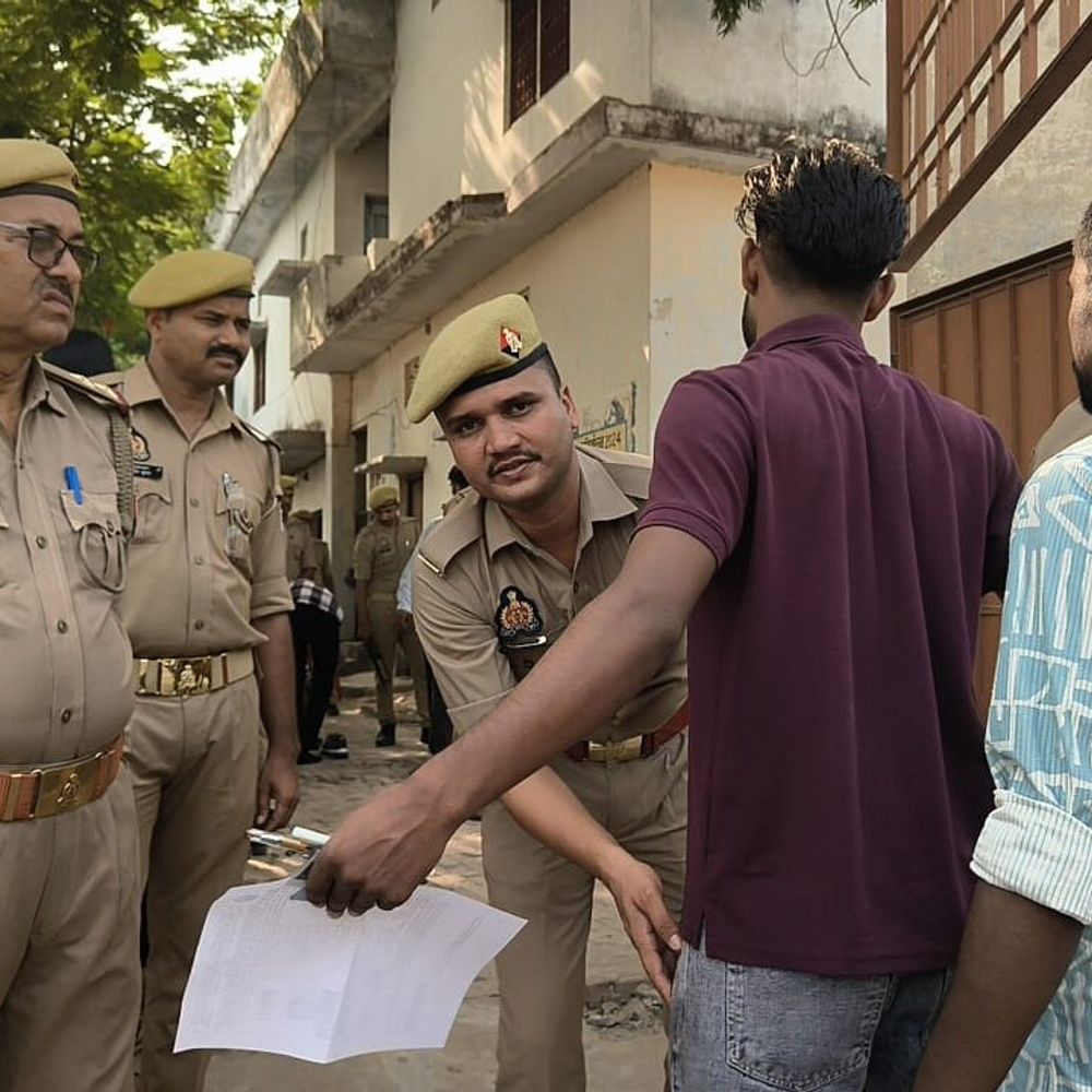 मऊ में पुलिस भर्ती परीक्षा दूसरे दिन संपन्न:19 केंद्रों पर 13,467 अभ्यर्थी शामिल, 3,045 अनुपस्थित रहे