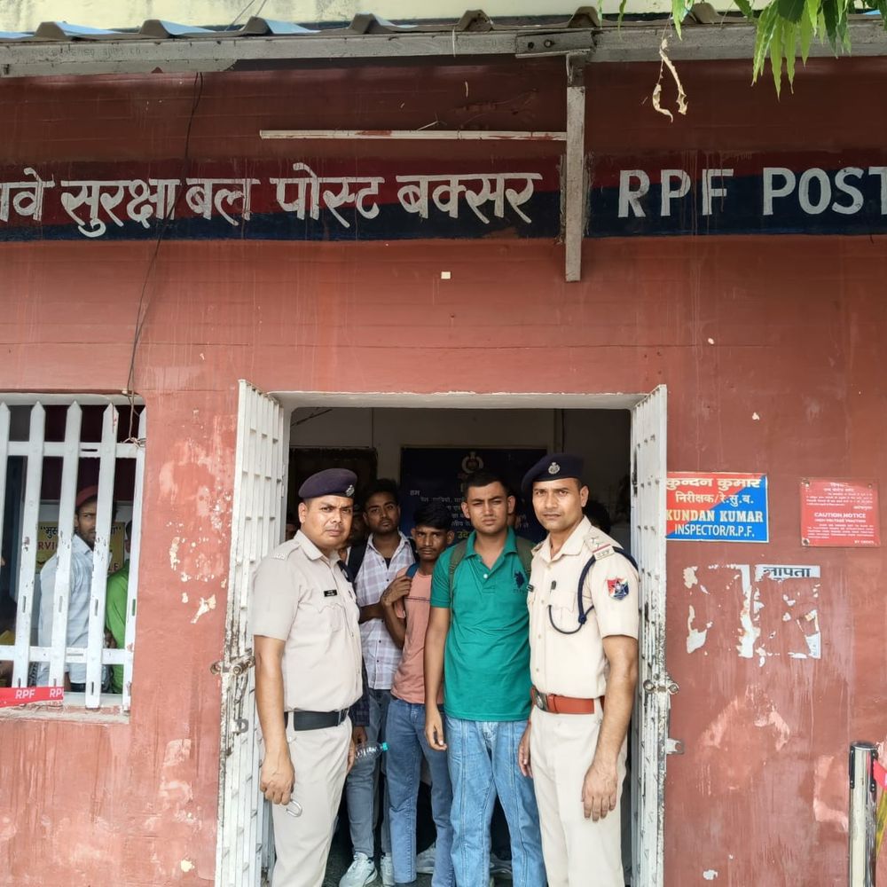 बक्सर स्टेशन पर RPF की बड़ी कार्रवाई:अवैध यात्रा और नियमों के उल्लंघन पर 87 लोग गिरफ्तार, ₹53 हजार जुर्माना लगाया