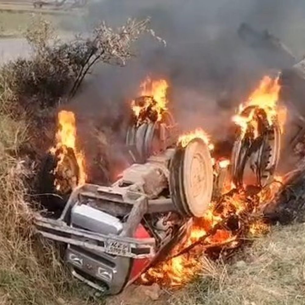 ट्रैक्टर पलटने से 2 किशोर जिंदा जले:परिजन ने मालिक और ड्राइवर के खिलाफ FIR कराया दर्ज, ओवरलोड की वजह से हादसा