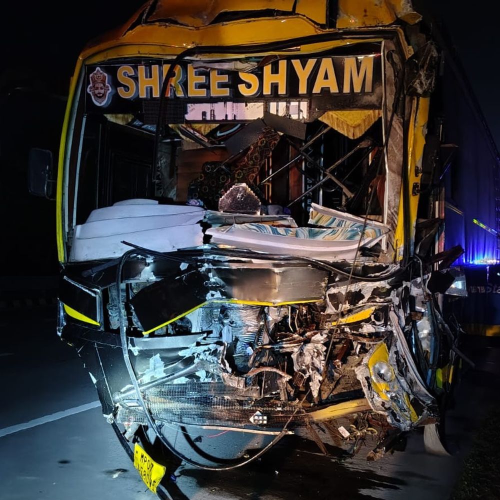 यमुना एक्सप्रेसवे पर खड़े ट्रक से बस टकराई:मथुरा में चार यात्री घायल हुए, यातायात प्रभावित