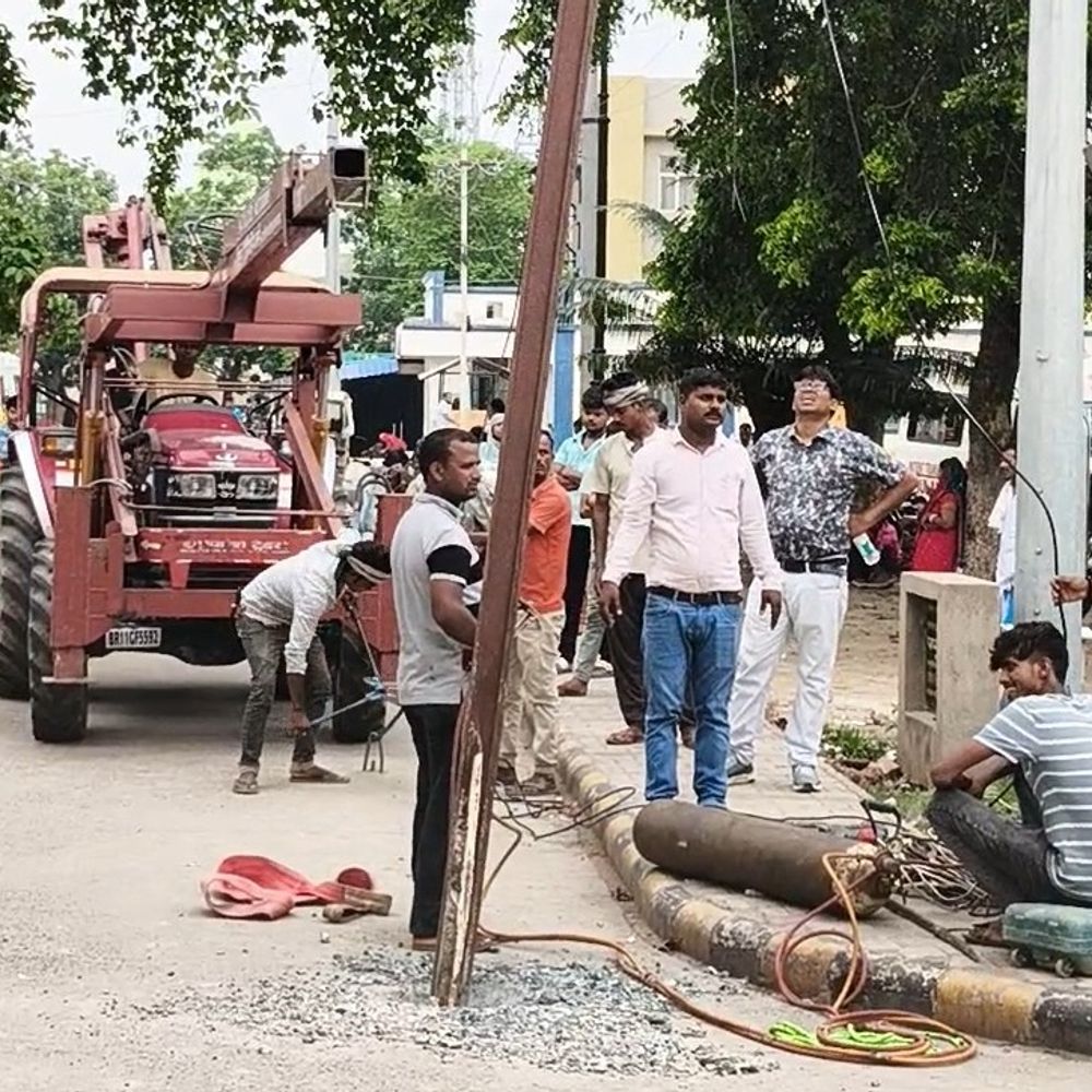 पूर्णिया जीएमसीएच से बिजली का खंभा हटाया गया:इमरजेंसी वार्ड के रास्ते में होने से मरीजों को होती थी परेशानी