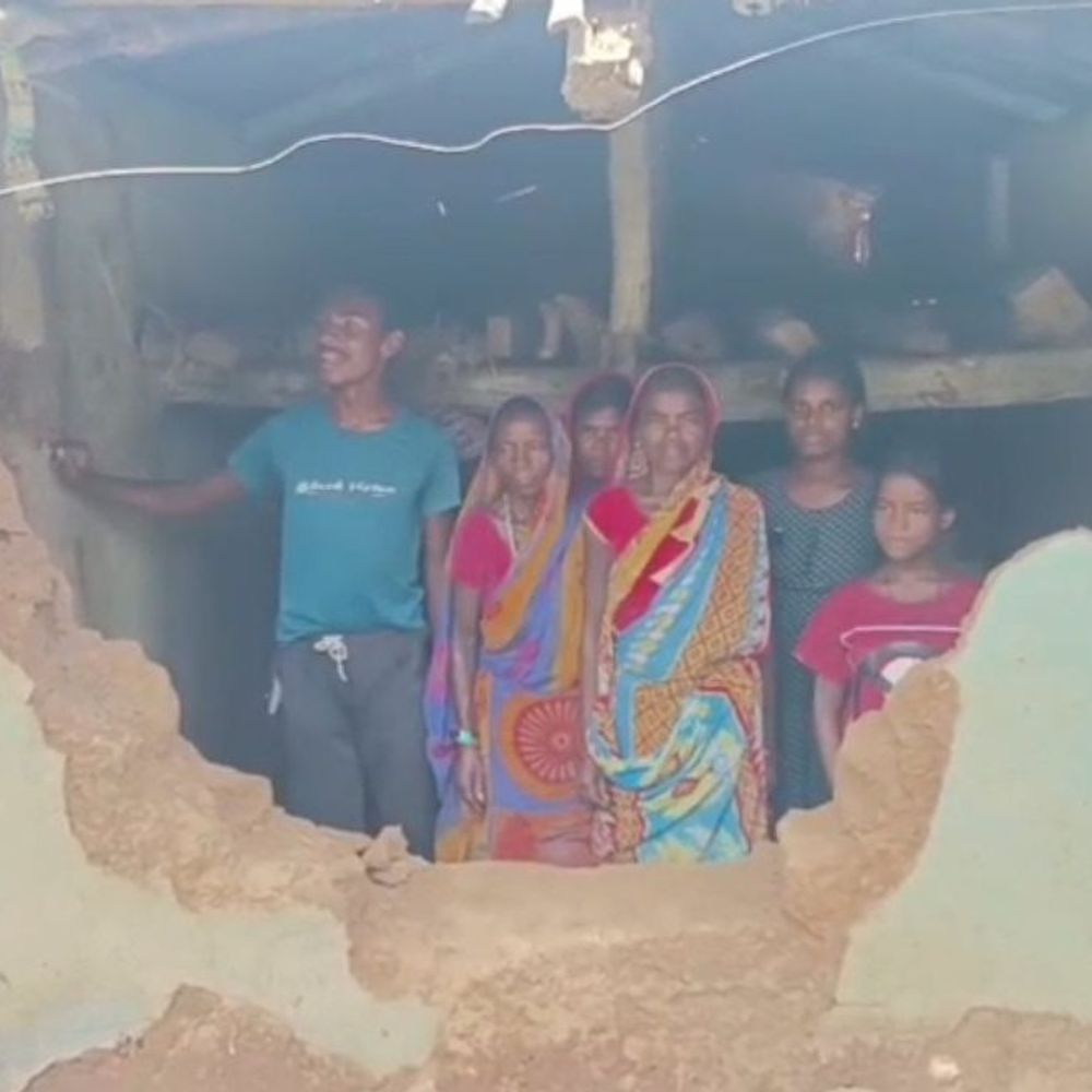 धनबाद में 15 दिनों से डेरा जमाए हैं 35 हाथी:टुंडी के गांव में देर रात घुसे, दो घर किया क्षतिग्रस्त, धान-गेहूं खा गए, मचाई तबाही