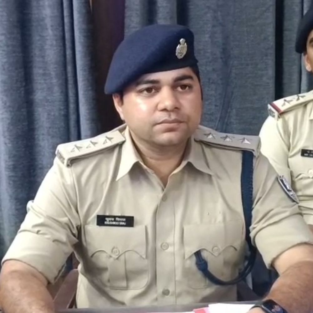 वेंटिलेशन तोड़कर घर में घुसा चोर, पुलिस ने पकड़ा:किशनगंज में आरोपी के निशानदेही पर चोरी के गहने बरामद; दो पुराने मामलों का भी खुलासा