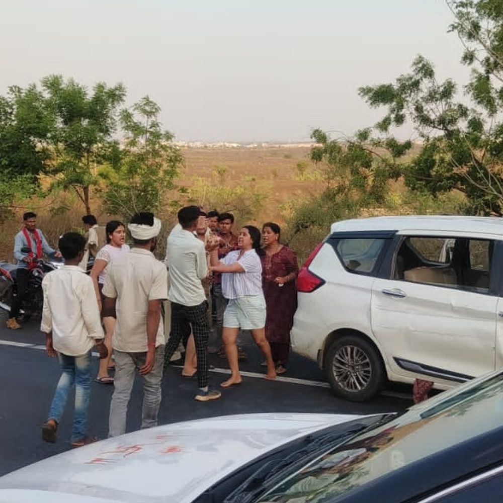 उज्जैन-ओंकारेश्वर से लौट रहे परिवार की कार पर पत्थरबाजी:राजगढ़ में ऑटो से टक्कर के एनएच-52 पर विवाद, पुलिस दोनों पक्षों को थाने लाई