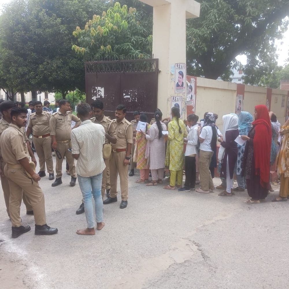 बलिया में पुलिस भर्ती परीक्षा की पहली पाली संपन्न:15 केंद्रों पर थ्री लेयर चेकिंग के बाद परीक्षार्थियों को प्रवेश