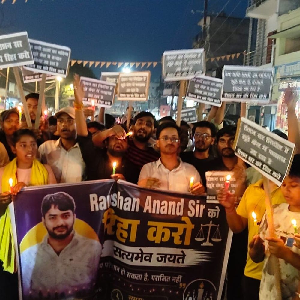 मधेपुरा में खान सर के खिलाफ छात्रों का प्रदर्शन:रौशन आनंद की रिहाई की कर रहे मांग; साजिश के तहत फंसाने का लगाया आरोप