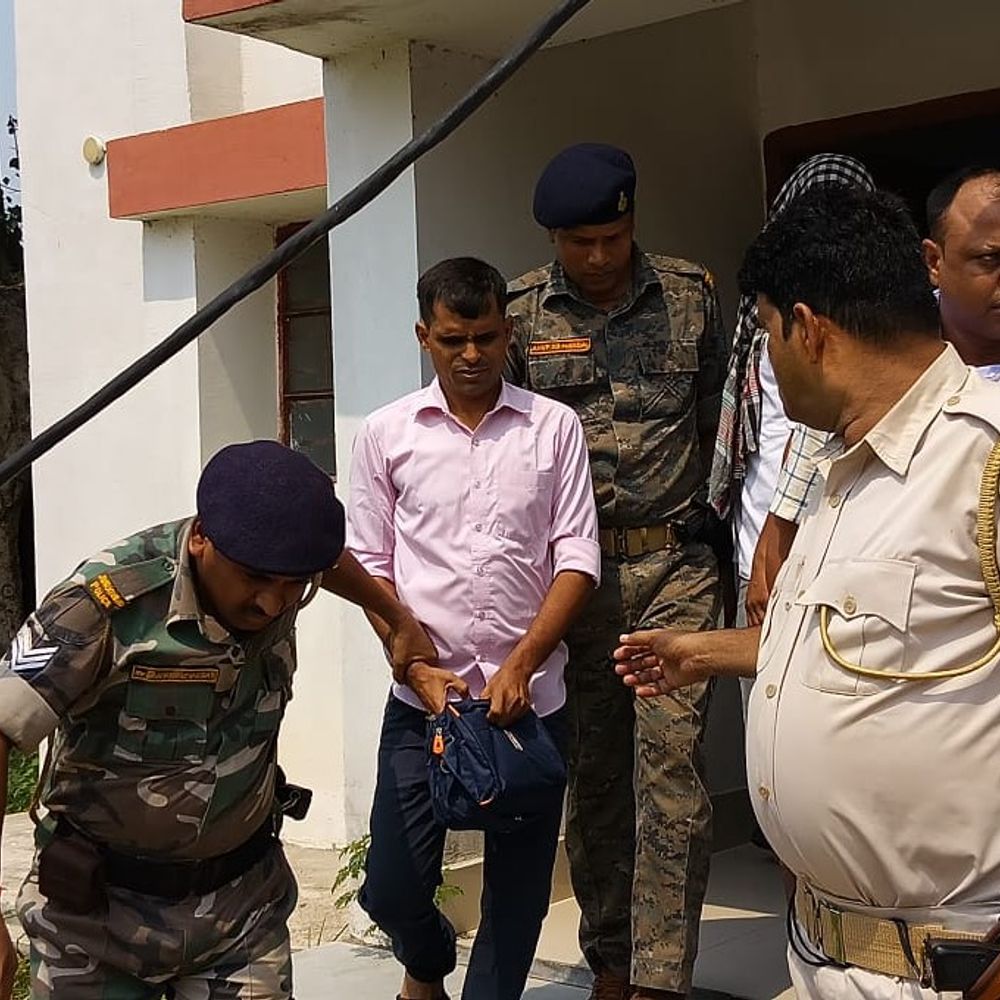 देवघर में मनरेगा जेई 5 हजार रिश्वत लेते गिरफ्तार:टीसीबी योजना में मांगी थी लाभुक से घूस, एसीबी ने रंगे हाथ दबोचा