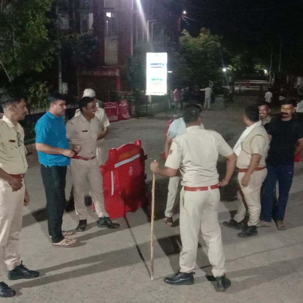 प्रतापगढ़ में कार-स्कूटी की टक्कर के बाद विवाद:दोनों पक्षों ने लगाए मारपीट के आरोप, विवाद के बाद कार सवार लापता, तनाव के चलते अतिरिक्त पुलिस बल तैनात