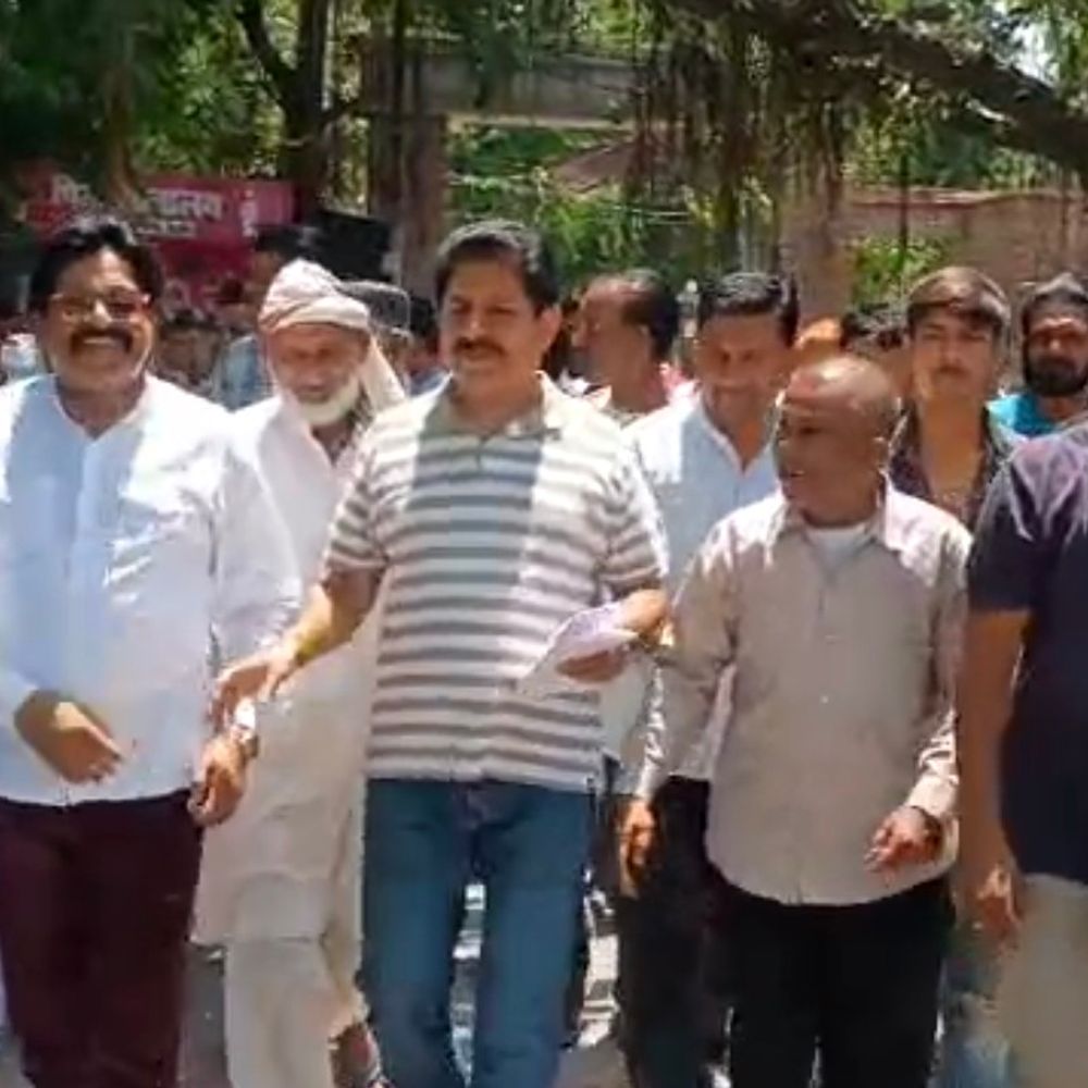 बिजनौर में रिक्शा चालकों का प्रदर्शन:रोडवेज बस स्टैंड पर रिक्शा स्टैंड बहाल करने की मांग