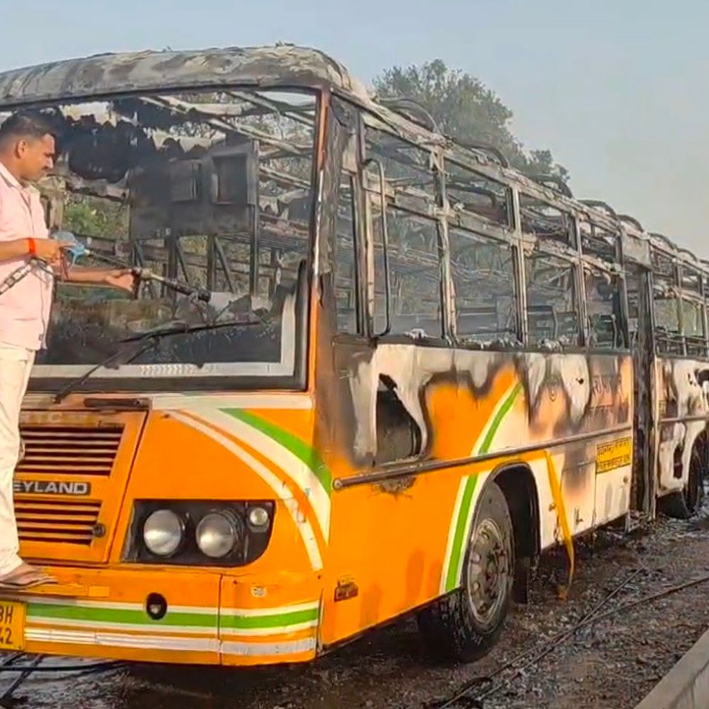 रायबरेली में बस और बाइक की टक्कर, आग लगी:सभी यात्री सुरक्षित नीचे उतरे, बाइक सवार दो युवक घायल; अस्पताल में भर्ती