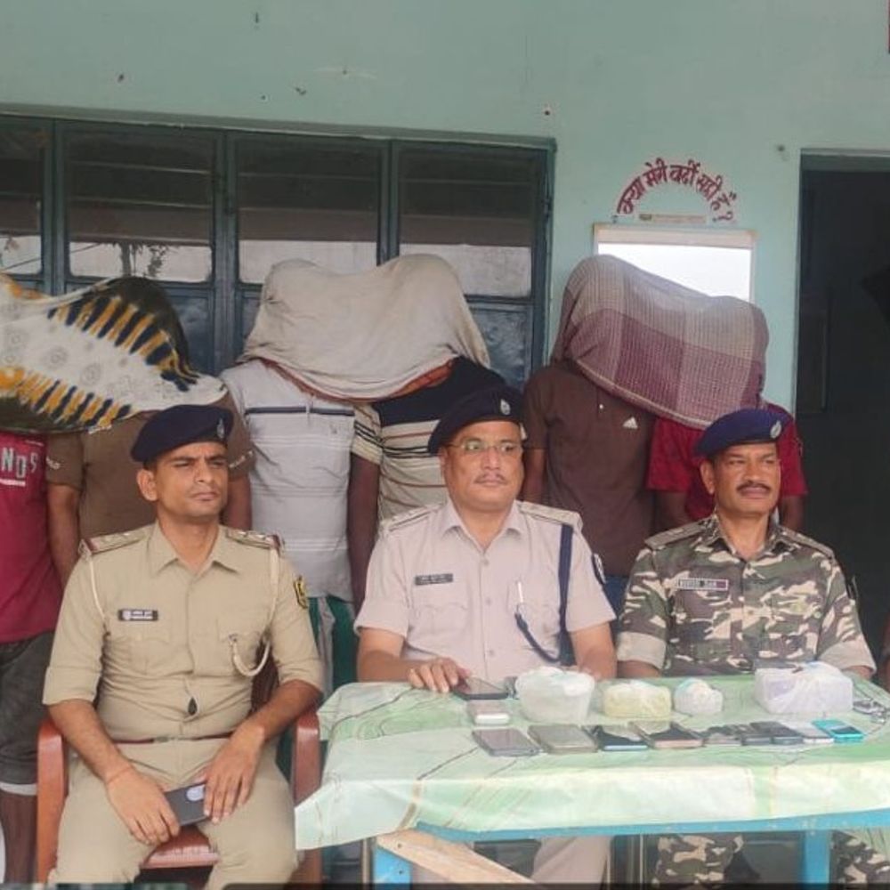 किशनगंज पुलिस ने 7 तस्करों को किया गिरफ्तार:362 ग्राम हेरोइन, कार-बाइक जब्त; कबाड़खाने में चलता था धंधा