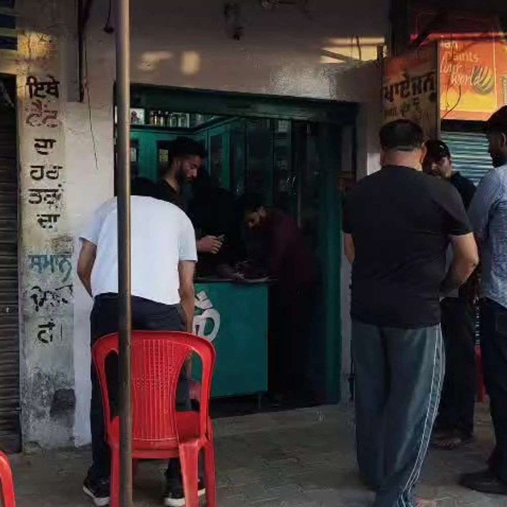 अमृतसर में मेडिकल स्टोर पर NCB की रेड:घंटों खंगाले रिकॉर्ड, ट्रामाडोल गोलियों की बरामदगी की चर्चा से हड़कंप