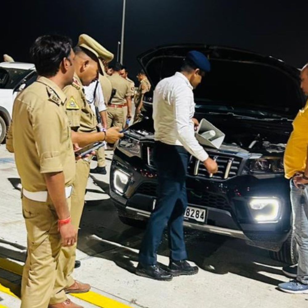 बागपत में दिल्ली-देहरादून कॉरिडोर पर पुलिस का चेकिंग अभियान:हूटर, काली फिल्म और सीट बेल्ट नियमों के उल्लंघन पर कार्रवाई; 100 से अधिक वाहनों का चालान