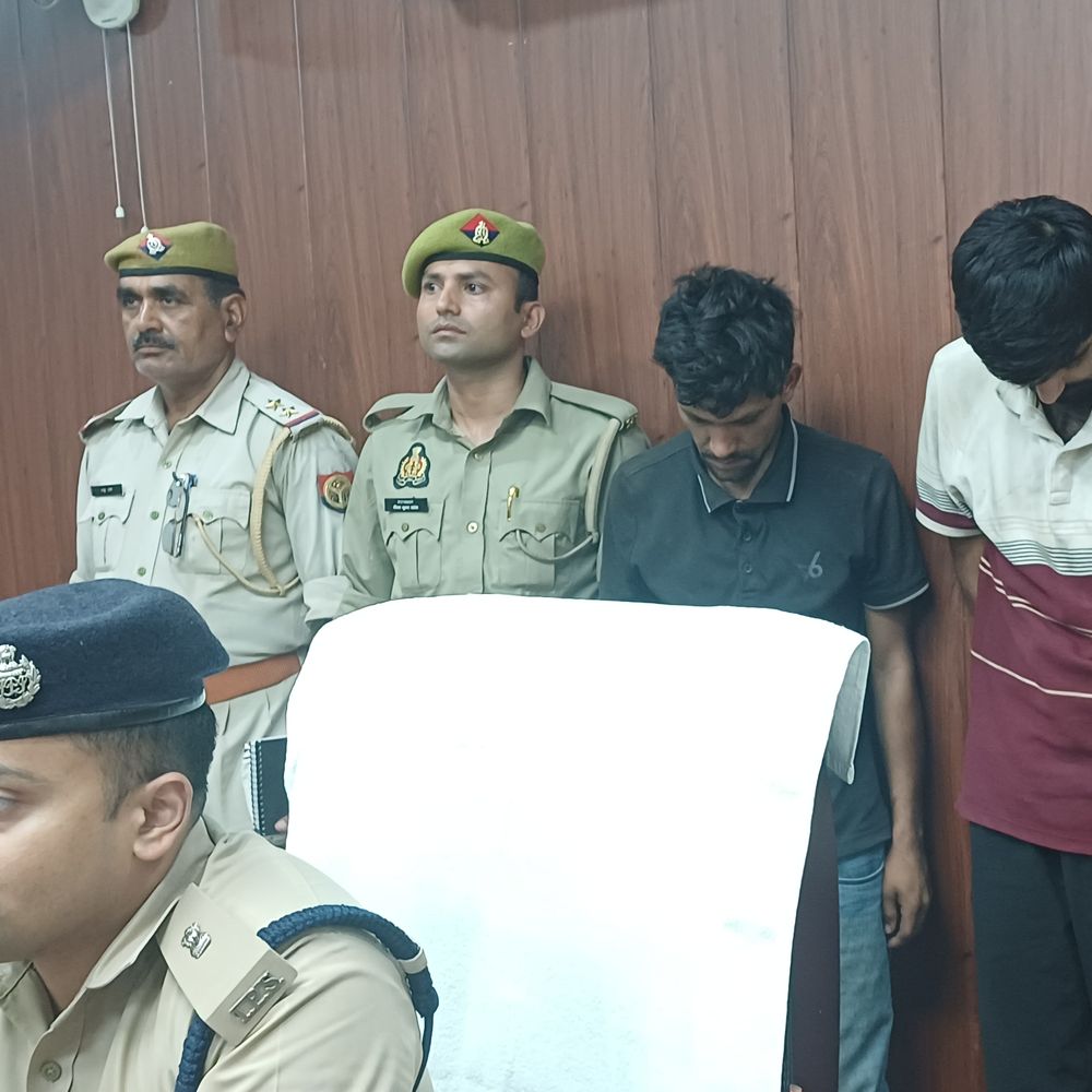 चंदौली में 61 लाख की अवैध बियर जब्त:बिहार लेकर जा रहे थे दो तस्कर, पकड़े जाने पर मुंह छिपाते रहे