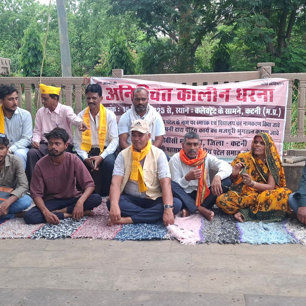 शहीद के माता-पिता धरने पर, बोले- वादे पूरे नहीं हुए:कहा- न प्रतिमा लगी और न ही स्मारक बना; कटनी कलेक्ट्रेट में अनिश्चितकालीन प्रदर्शन