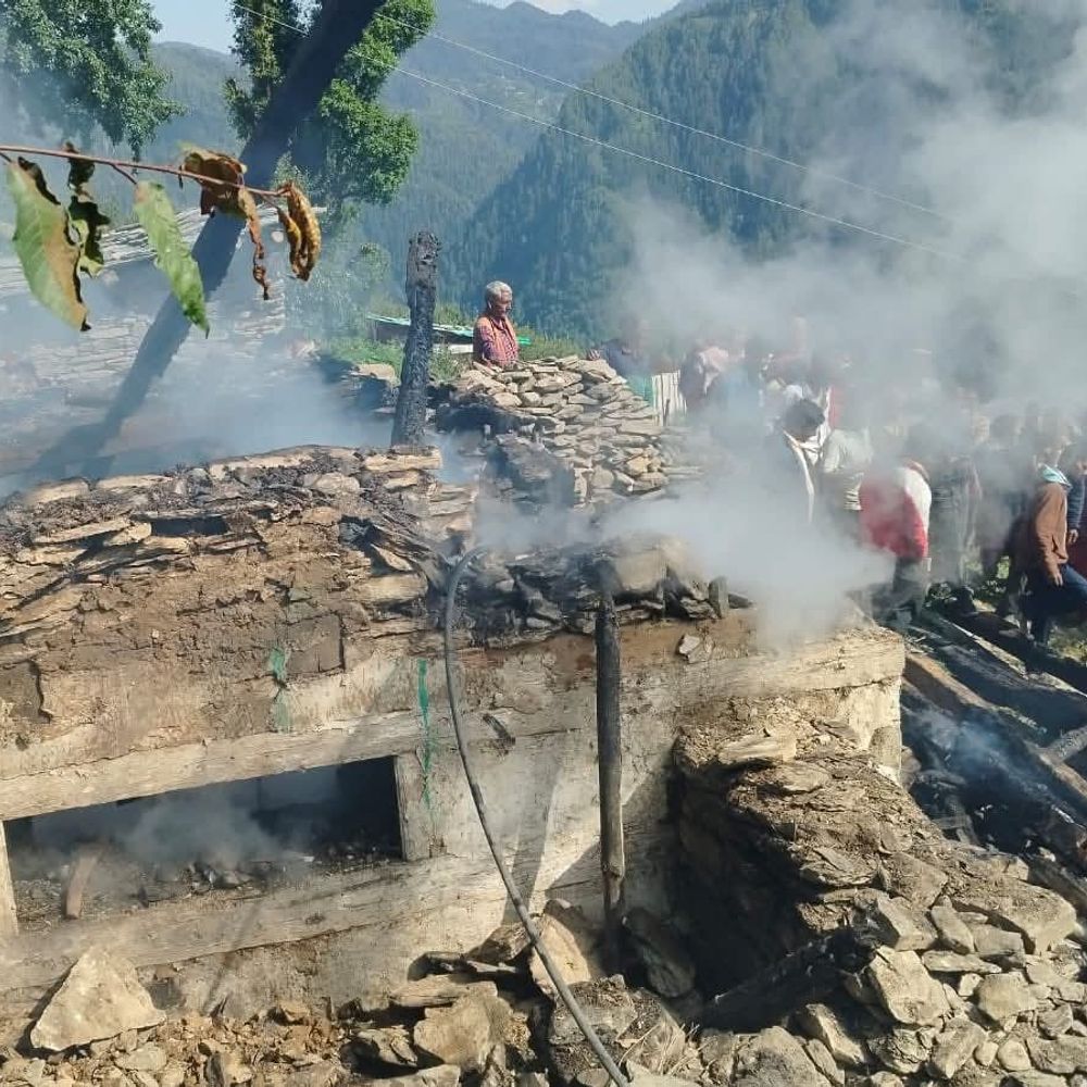 मंडी के सराज क्षेत्र में दो मकान जले:घर का सारा सामान जला, 20 लाख का नुकसान, परिवार बेघर; प्रशासन ने दी तत्काल सहायता
