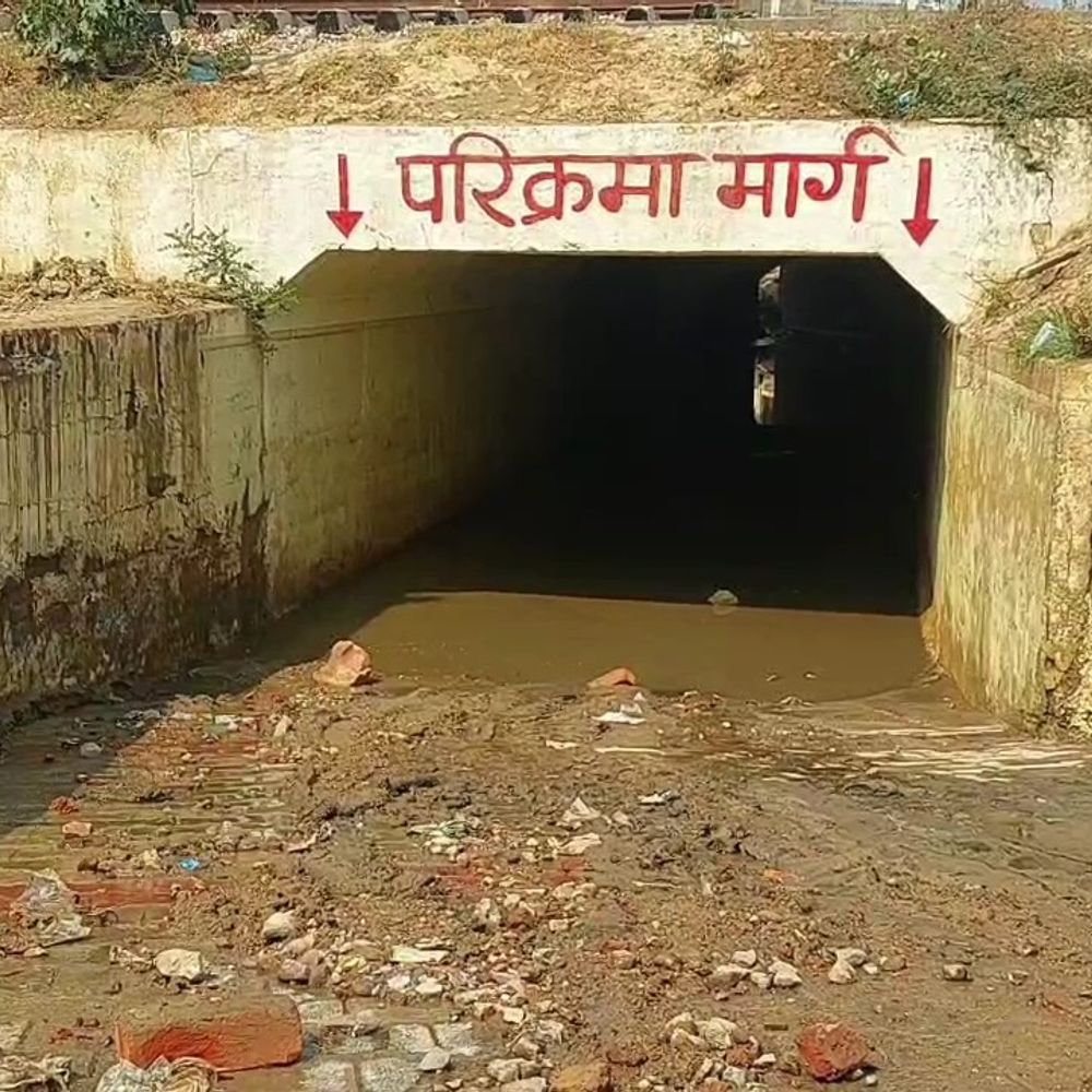 मथुरा के गुरुनानक नगर में नाले की समस्या:परिक्रमा मार्ग पर जलभराव से बढ़ी लोगों की परेशानी
