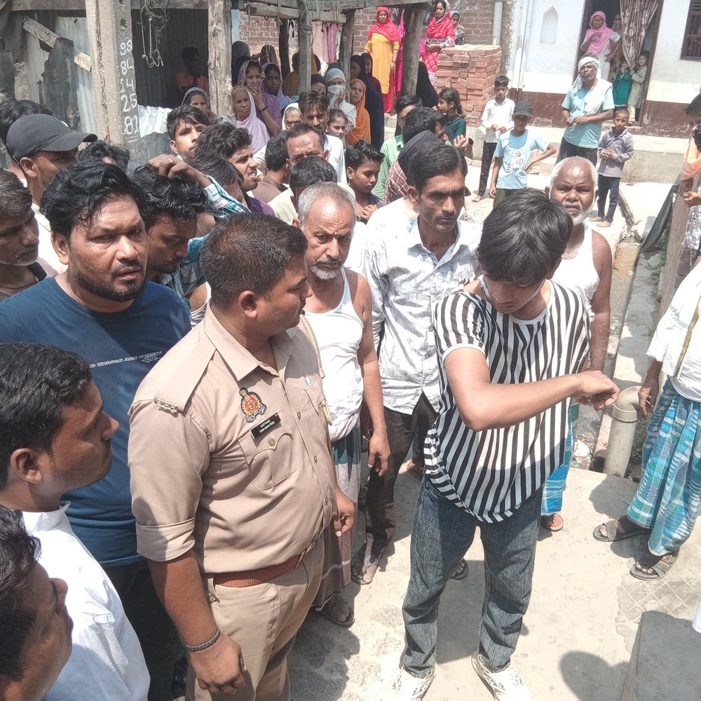 मेंहदावल में घर में घुसकर तोड़फोड़, छेड़खानी का आरोप:मारपीट के बाद स्थानीय लोगों ने युवकों को पकड़ा, जांच में जुटी पुलिस