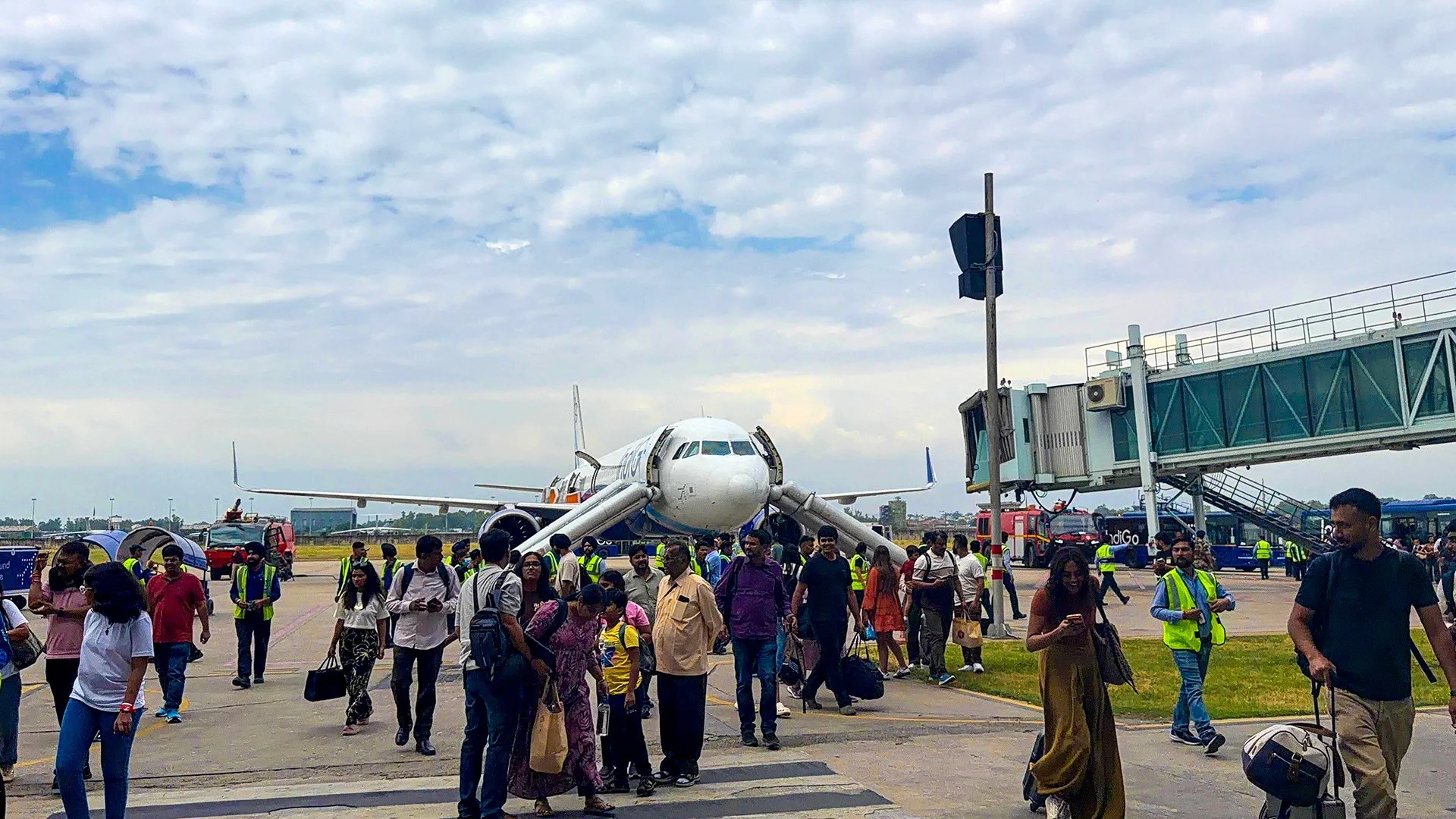 Flight Ticket Price: ATF की मार से अब नहीं बढ़ेंगे फ्लाइट टिकट के दाम! सरकार ने दे दी 10,000 करोड़ की राहत