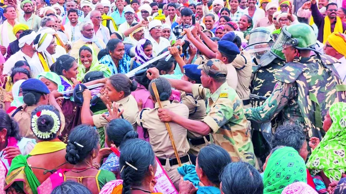 कब्जा हटाने आदिवासी समाज ने घेरा कलेक्ट्रेट