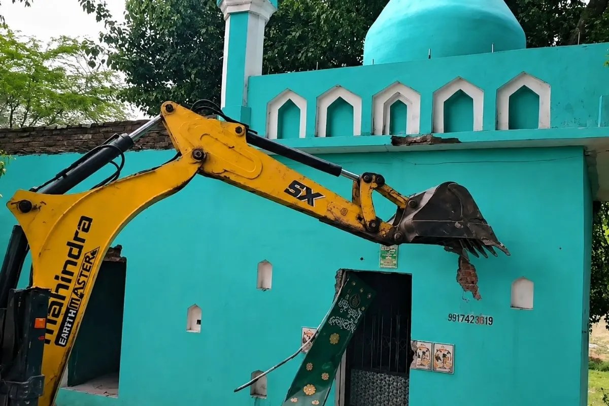 Sambhal Bulldozer Action: संभल में फिर गरजा ‘बाबा का बुलडोजर’, अब 600 साल पुरानी अवैध मजार को ढहाया
