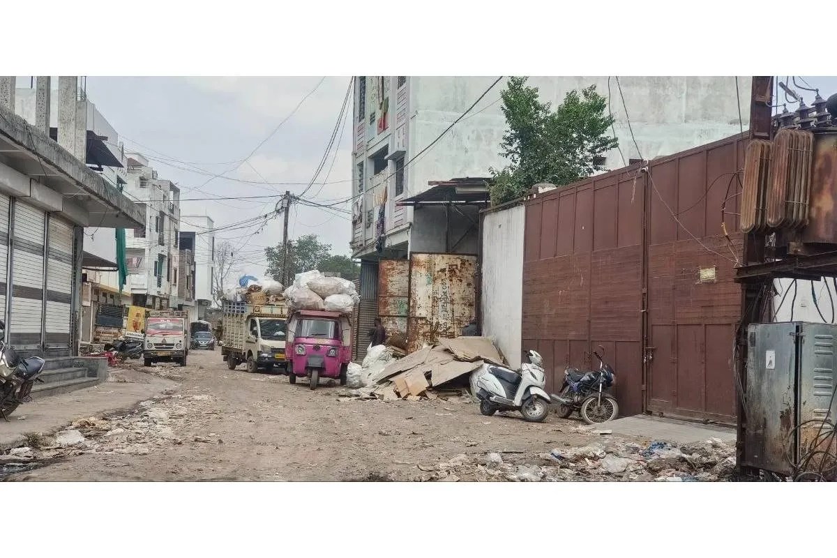 रिहायशी क्षेत्र में चल रहे गोदाम, कारखानें, घनी आबादी के बीच बारूद का ढेर