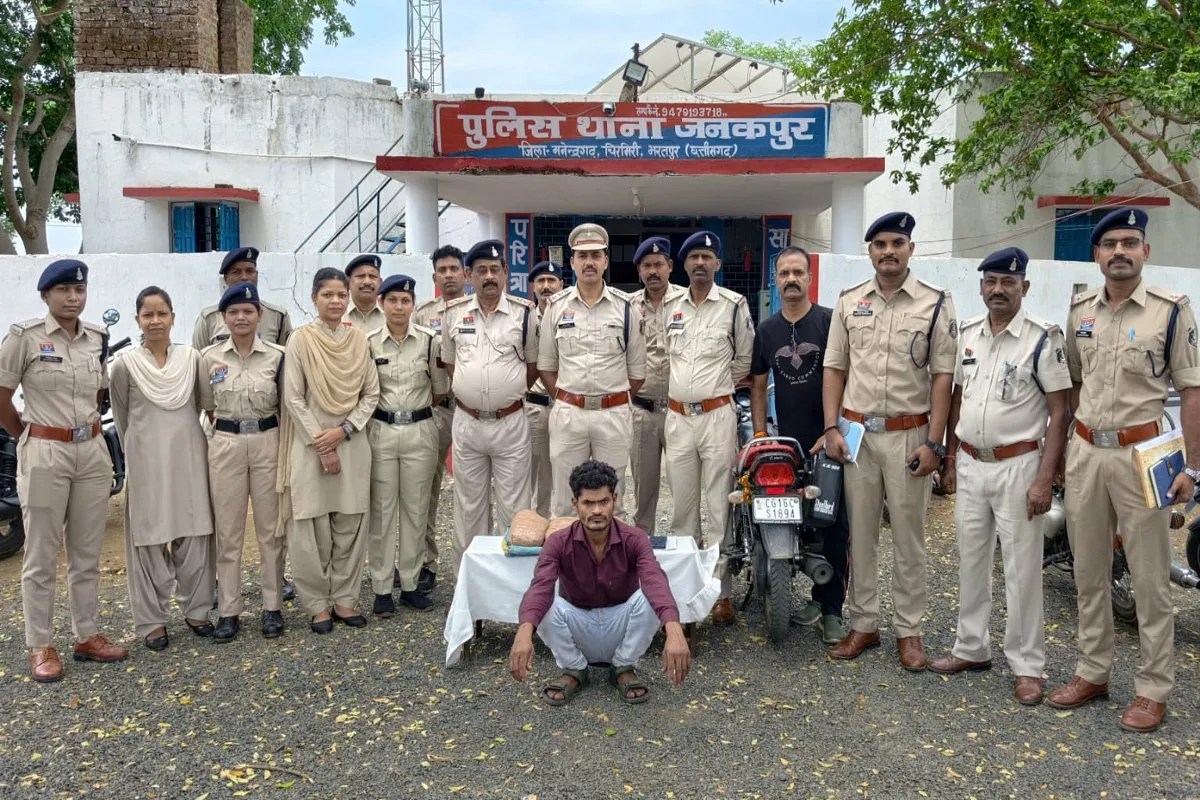 Photo with smuggler: पुलिस ने पकड़ा मात्र 3 किलो गांजा, टीआई समेत पूरे थाना ने आरोपी के साथ खिंचवा ली फोटो, बन गया चर्चा का विषय