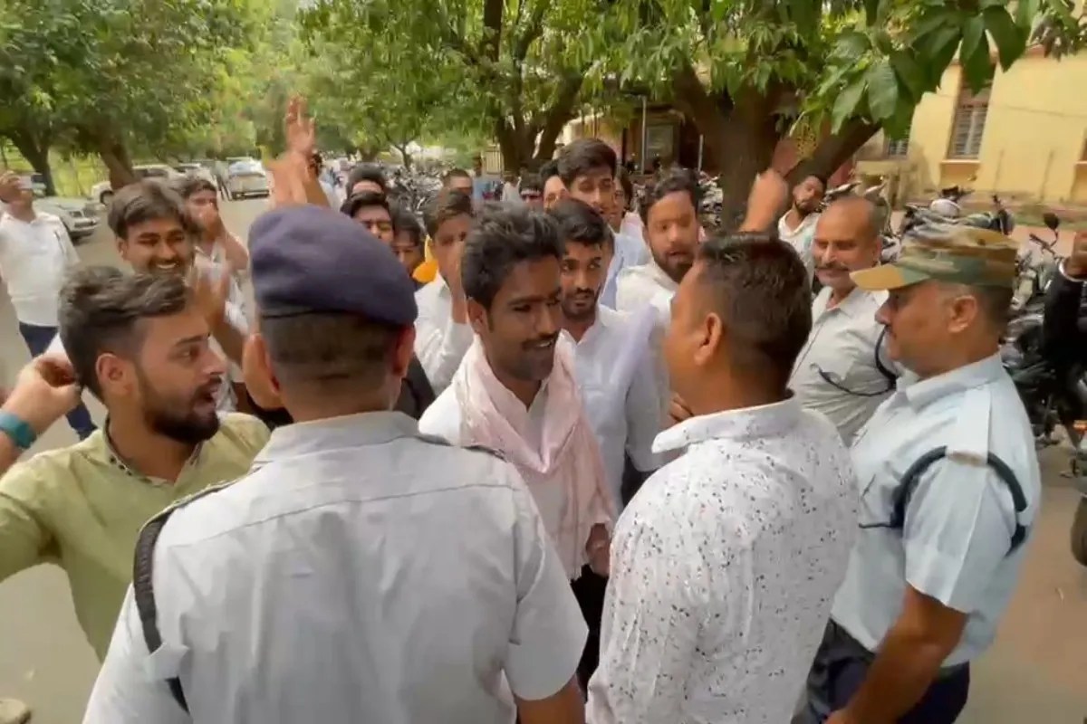 Varanasi News: ‘3 फीट की दीवार में छात्र रहते हैं, 9 फीट में कैदी’, BHU के बिरला हॉस्टल की बॉउंड्री उंची करने के विरोध में उतरे छात्र