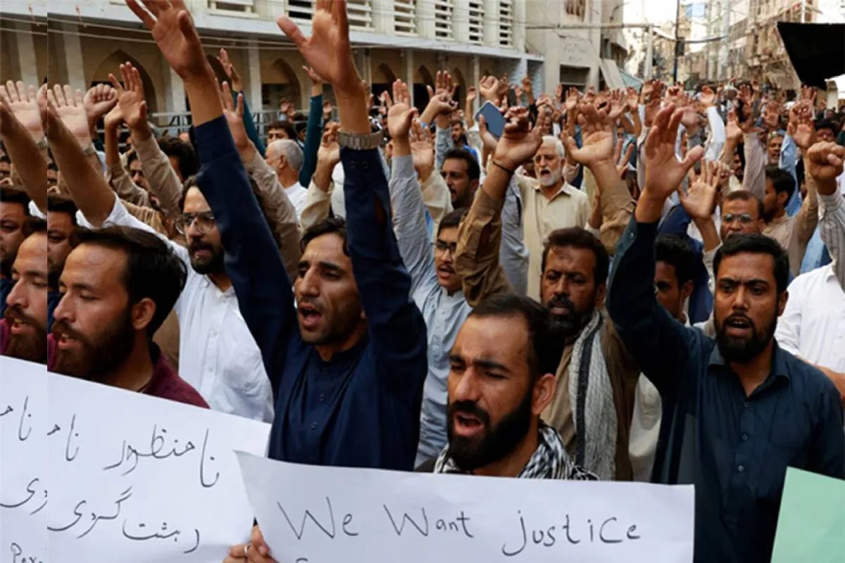 Karachi University: सैलरी नहीं तो काम नहीं! कुलपति के खिलाफ सड़कों पर उतरे शिक्षक, परीक्षा का बहिष्कार
