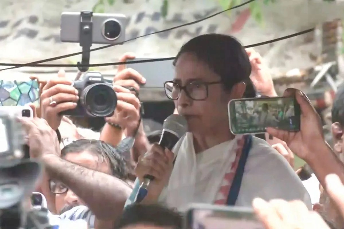 ममता बनर्जी के धरने पर पहुंचे 5 MLA और 6 MP: पूर्व CM बोलीं– जिन्हें सहारा दिया वहीं गद्दारों के साथ मिल गए
