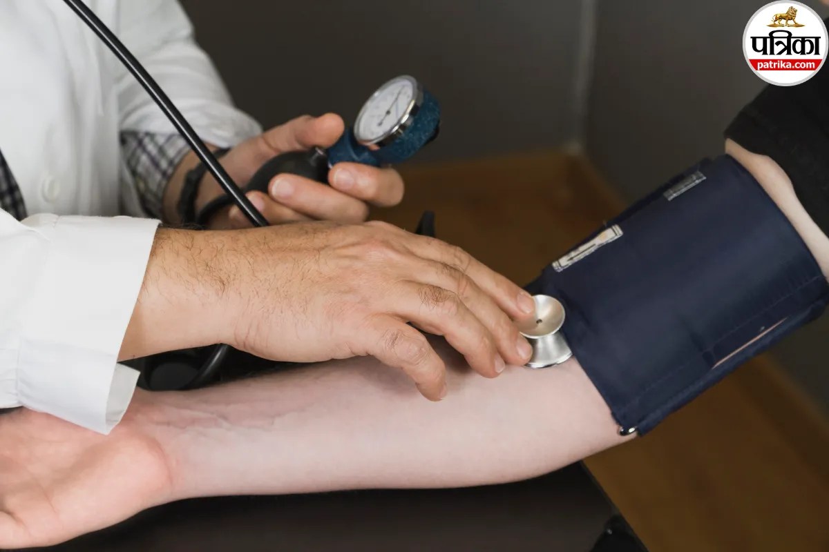 Normal Blood Pressure By Age: उम्र के हिसाब से BP कितना होने पर माना जाता है हाई, फिजिशियन से जानें किस लेवल पर शुरू होती है दवा?