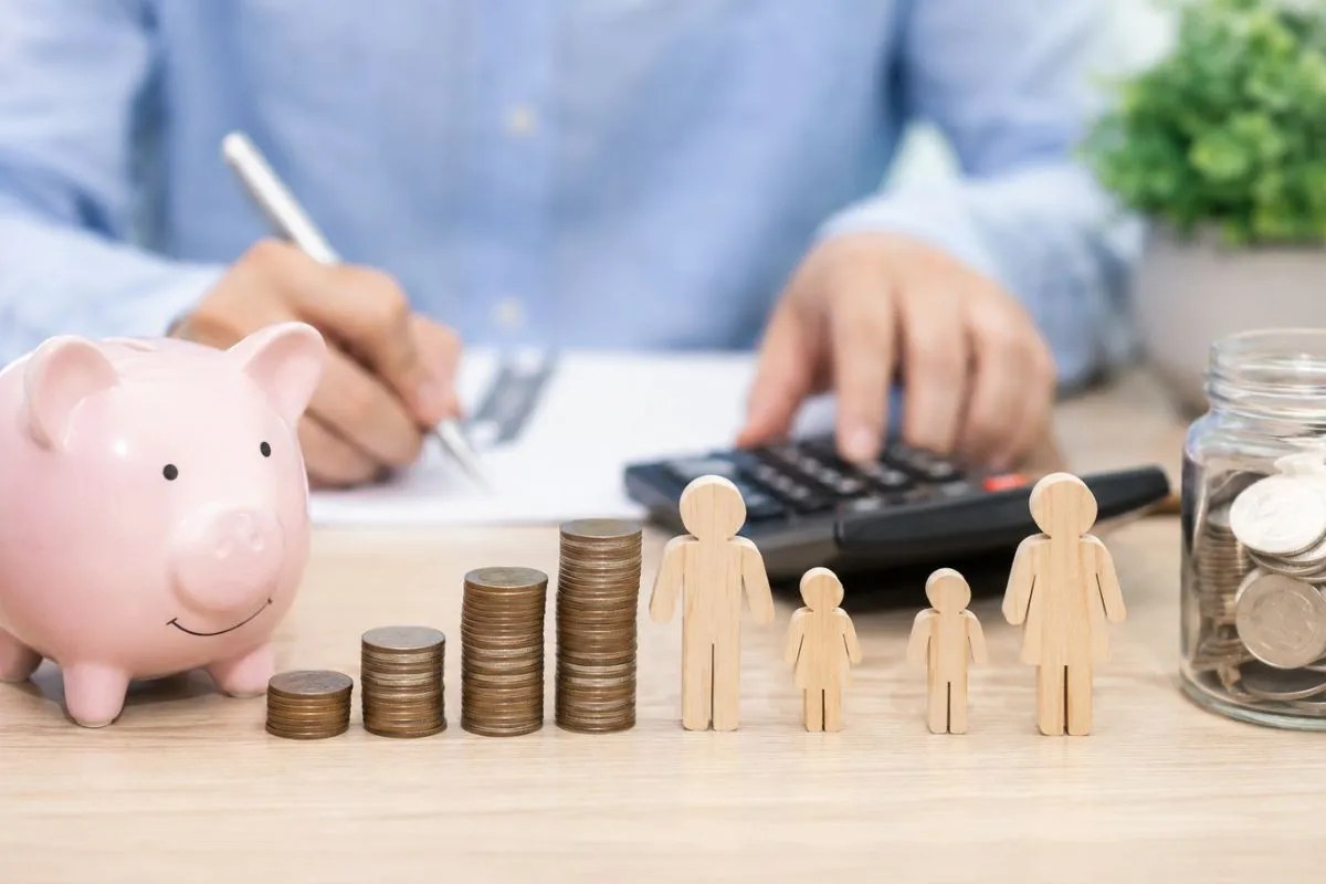 Tax on PF Withdrawal: पीएफ का पैसा निकालने पर कितना लगता है टैक्स, नौकरी बदली है तो मनी ट्रांसफर या निकासी क्या है बेहतर?