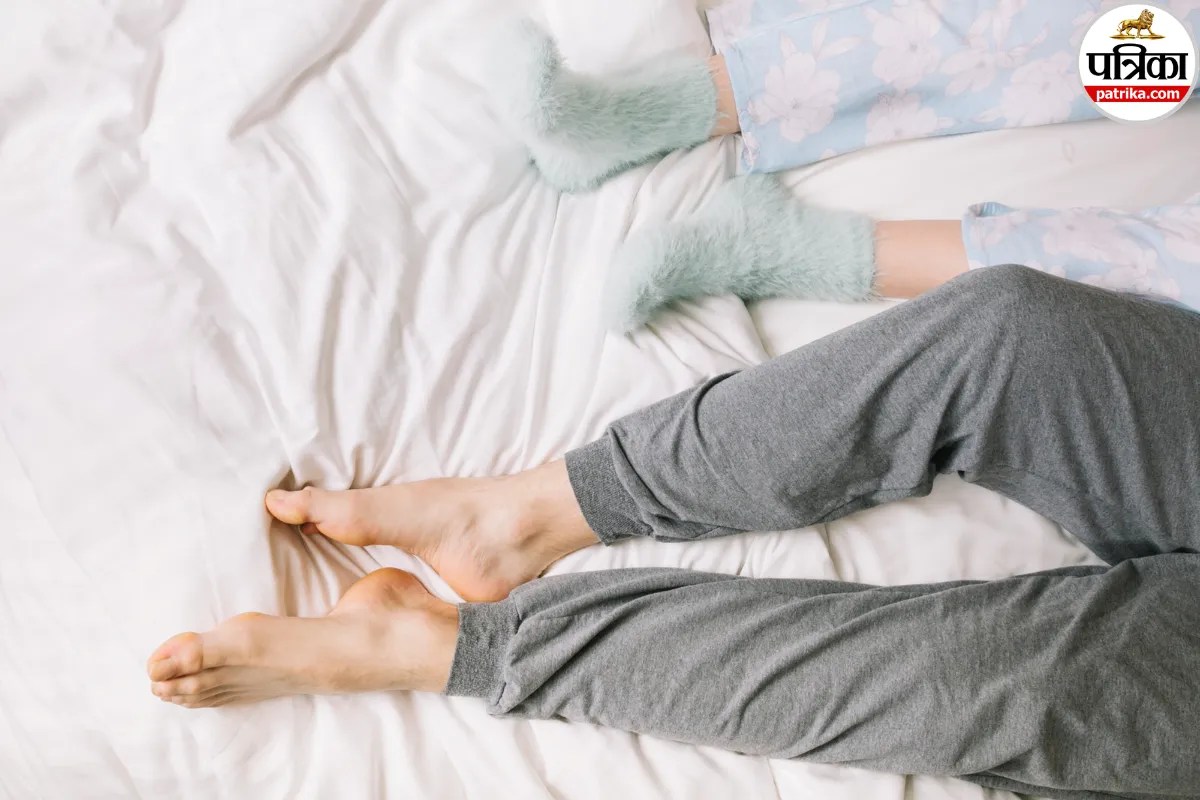 बिस्तर पर जाते ही पैर हिलाने का मन करता है? जानें Restless Legs Syndrome के लक्षण और कारण